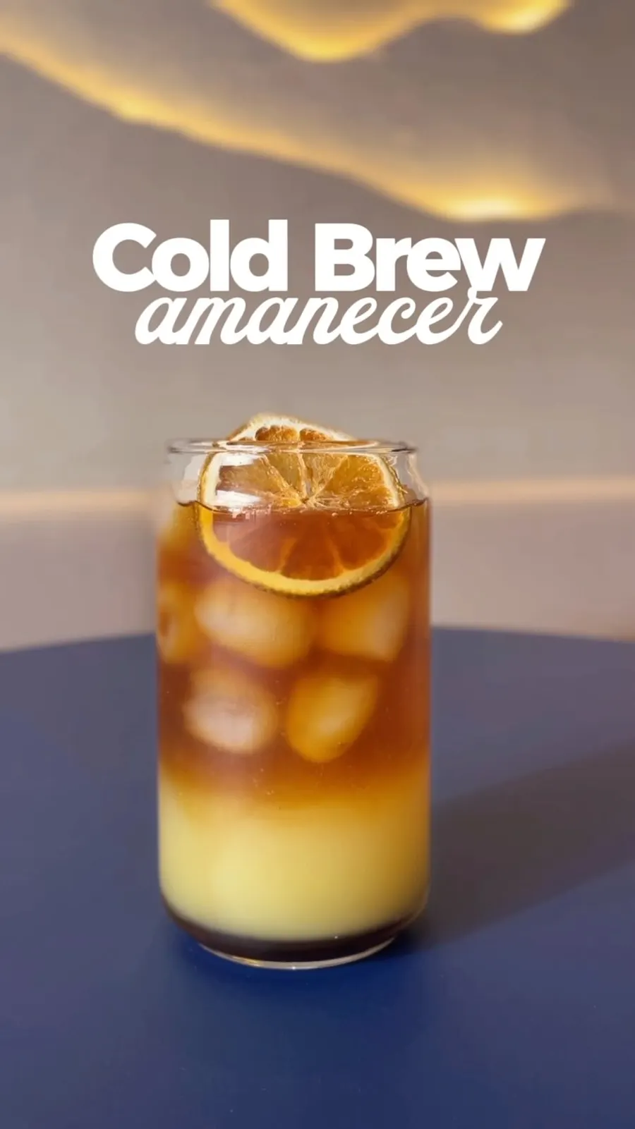 Cold Brew Amanecer de Iluna servido con cítricos
