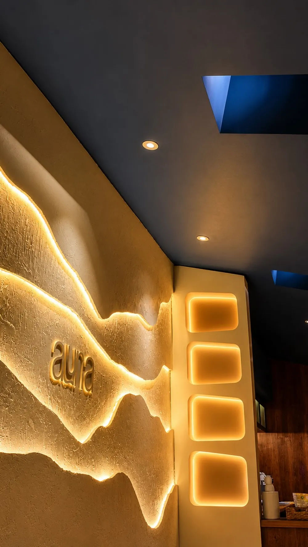 Detalle de la pared iluminada de Iluna inspirada en la Sierra Nevada